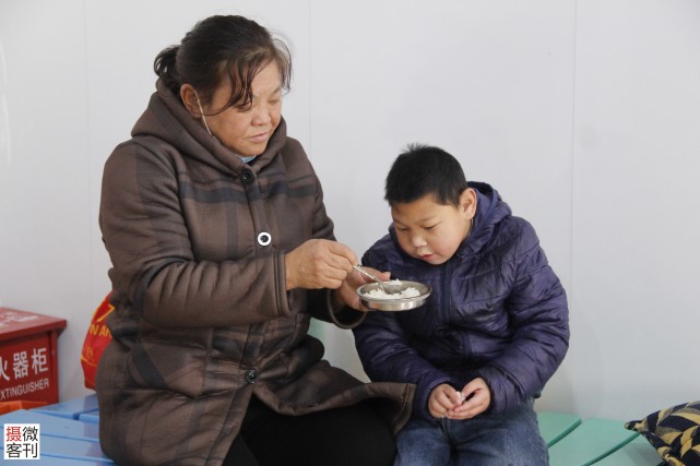 妈妈玩手机不慎将4个月的孩子摔到地上，没钱治病竟一走了之休闲区蓝鸢梦想 - Www.slyday.coM