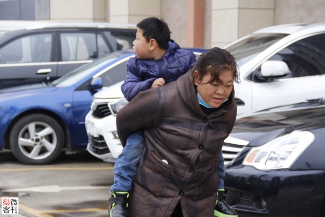 妈妈玩手机不慎将4个月的孩子摔到地上，没钱治病竟一走了之休闲区蓝鸢梦想 - Www.slyday.coM