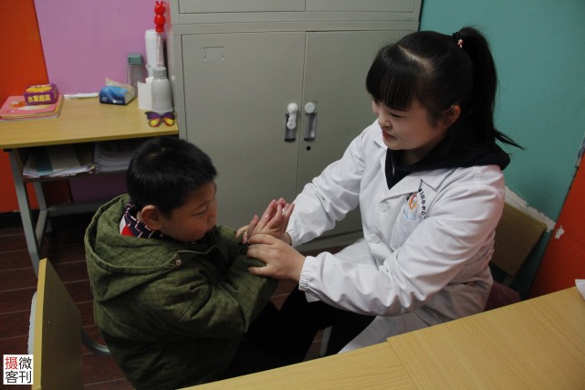 妈妈玩手机不慎将4个月的孩子摔到地上，没钱治病竟一走了之休闲区蓝鸢梦想 - Www.slyday.coM