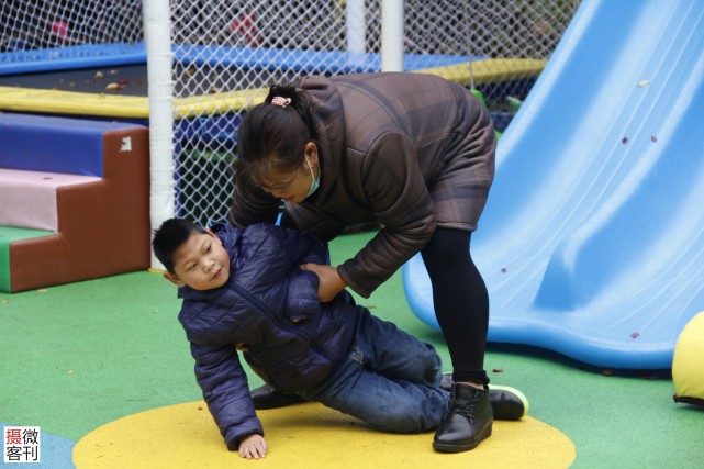 妈妈玩手机不慎将4个月的孩子摔到地上，没钱治病竟一走了之休闲区蓝鸢梦想 - Www.slyday.coM