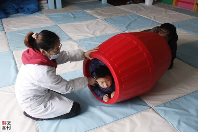 妈妈玩手机不慎将4个月的孩子摔到地上，没钱治病竟一走了之休闲区蓝鸢梦想 - Www.slyday.coM