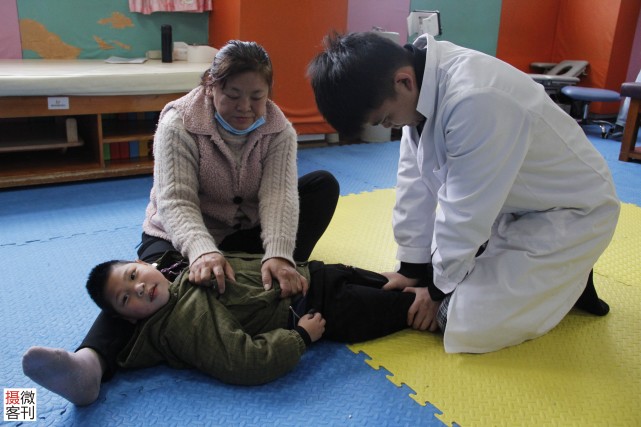 妈妈玩手机不慎将4个月的孩子摔到地上，没钱治病竟一走了之休闲区蓝鸢梦想 - Www.slyday.coM