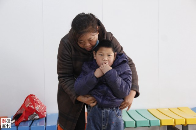 妈妈玩手机不慎将4个月的孩子摔到地上，没钱治病竟一走了之休闲区蓝鸢梦想 - Www.slyday.coM