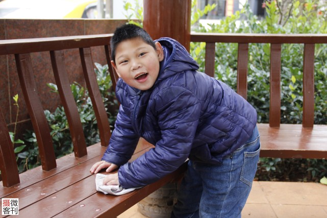 妈妈玩手机不慎将4个月的孩子摔到地上，没钱治病竟一走了之休闲区蓝鸢梦想 - Www.slyday.coM