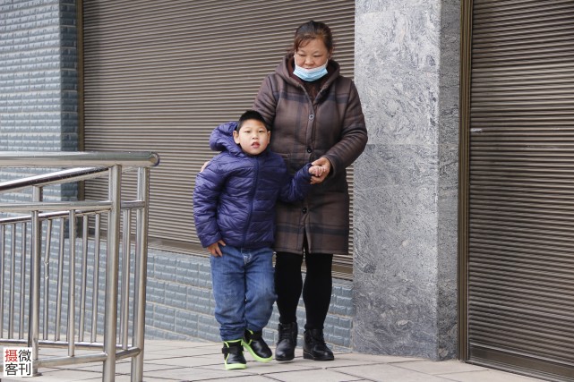 妈妈玩手机不慎将4个月的孩子摔到地上，没钱治病竟一走了之休闲区蓝鸢梦想 - Www.slyday.coM