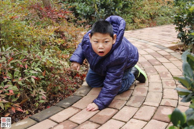 妈妈玩手机不慎将4个月的孩子摔到地上，没钱治病竟一走了之休闲区蓝鸢梦想 - Www.slyday.coM