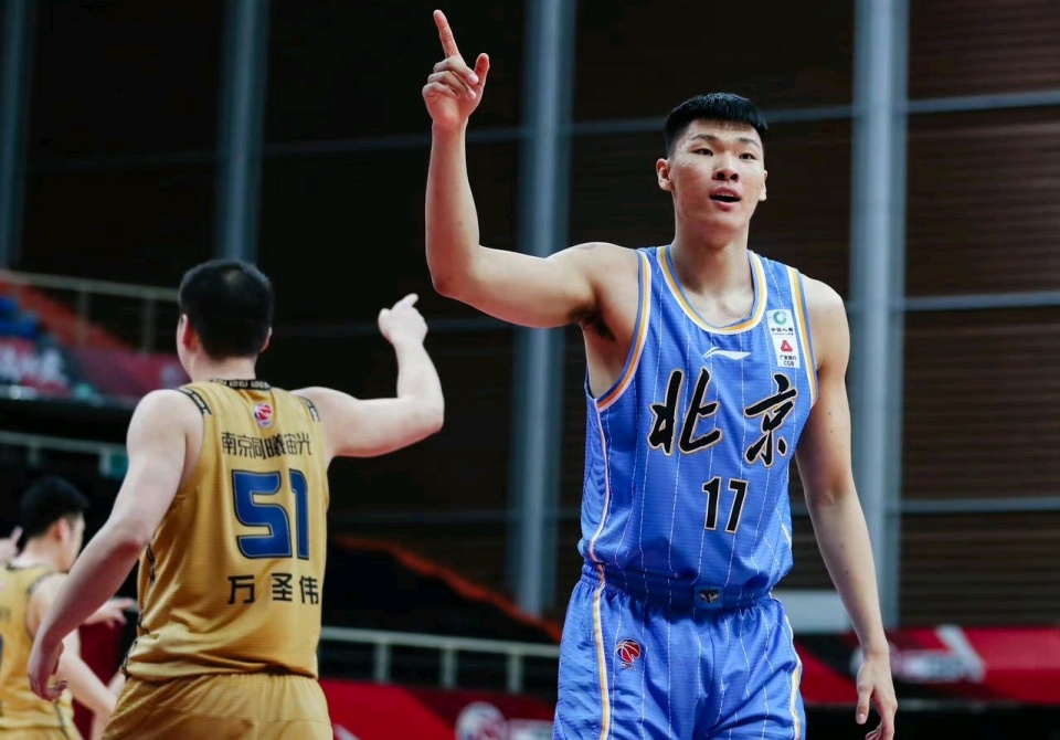 14分9篮板首钢双塔同时爆发翟晓川3记三分林书豪75盘活进攻