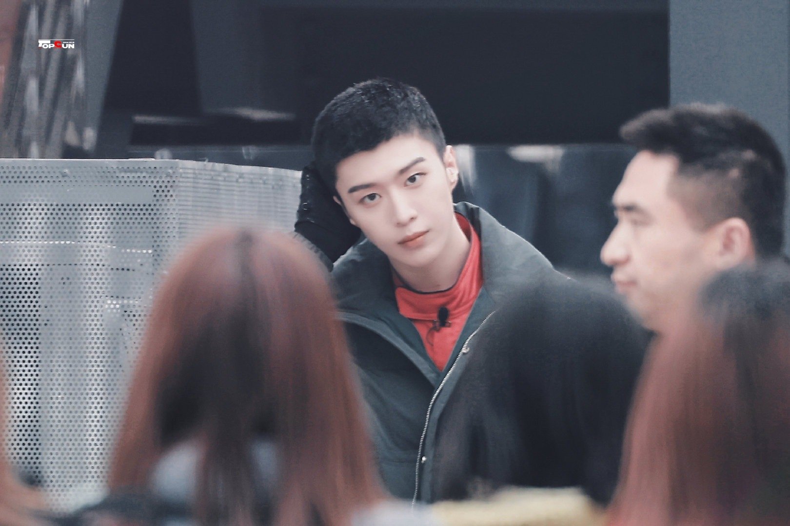 范丞丞青春环游记3最新路透来啦～ 寸头77红色赛车服酷飒十足