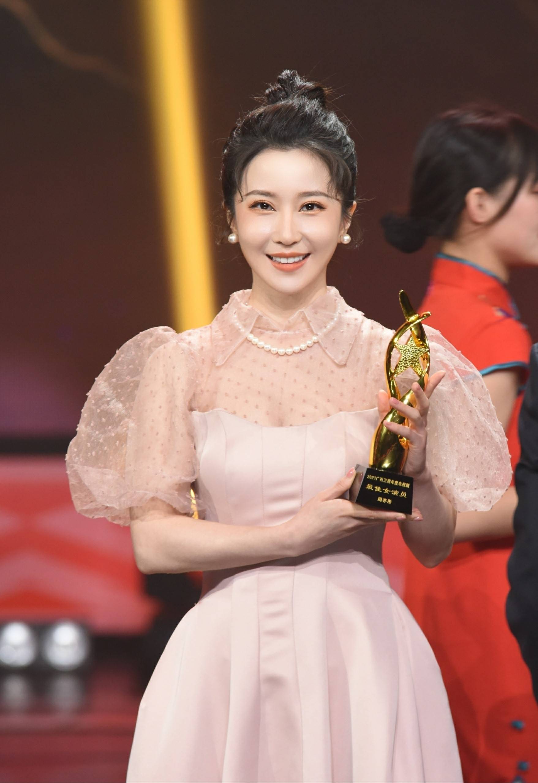 周奕彤亮相广西卫视跨年晚会荣获最佳女演员