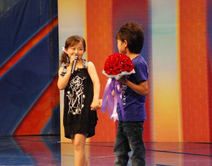 身高1米24的演员朱洁23岁嫁给1米3的秦学士后没有孩子也幸福