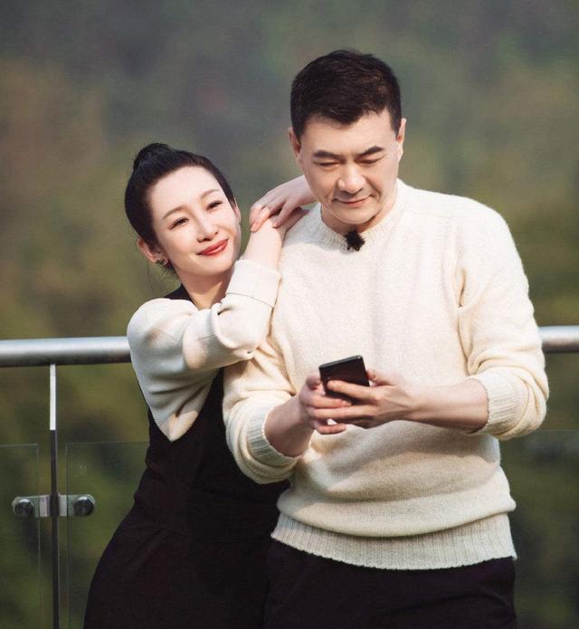 秦海璐与老公带娃出游7岁儿子乖巧可爱一家三口牵手画面温馨