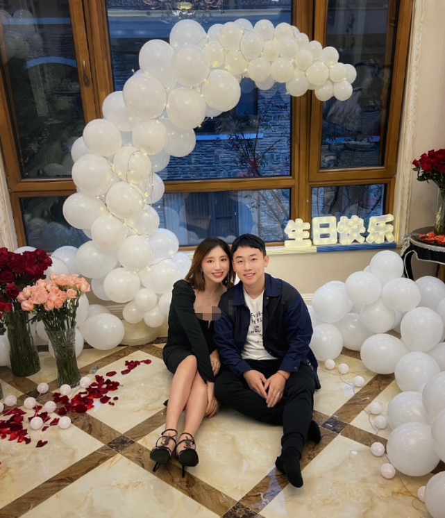 邹凯老婆周捷晒孕晚期美照透露怀孕33周每天走八千步还喝咖啡