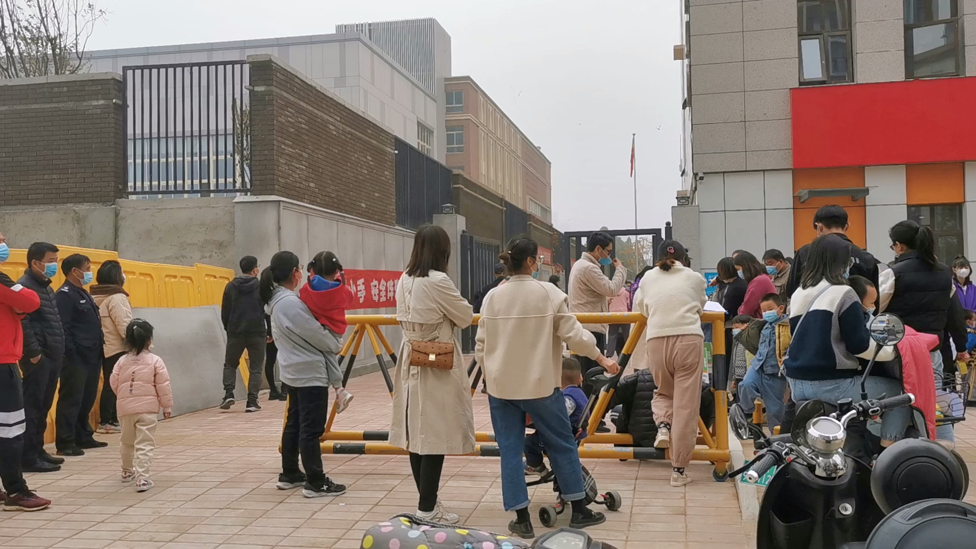 一波洪水加三波疫情，不知道还能在郑州坚持多久，一堆账，太难了休闲区蓝鸢梦想 - Www.slyday.coM