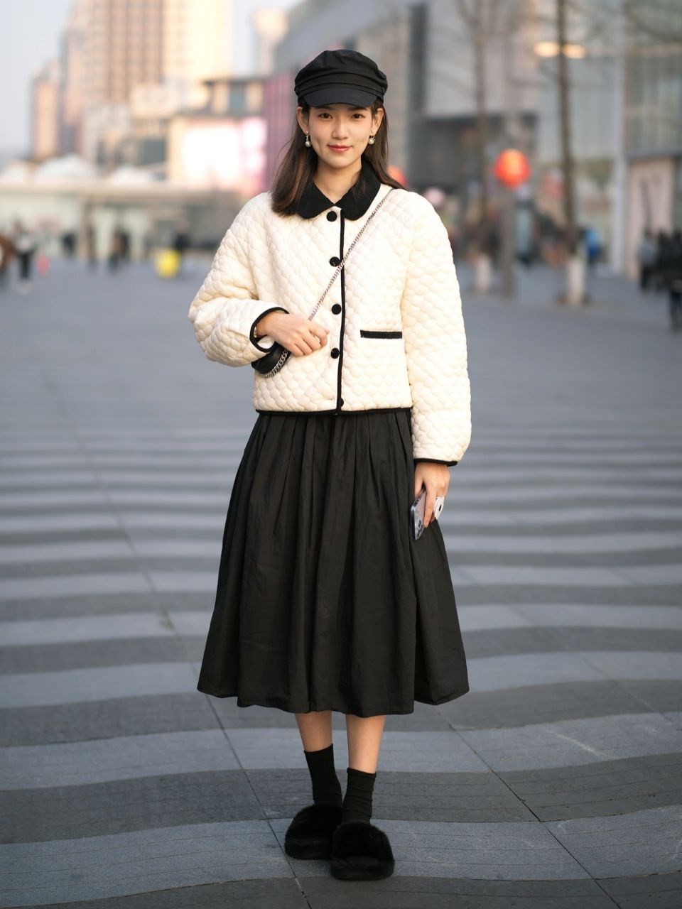 杭州街拍女孩真会打扮冬季穿衣也不做加法身材好果然任性