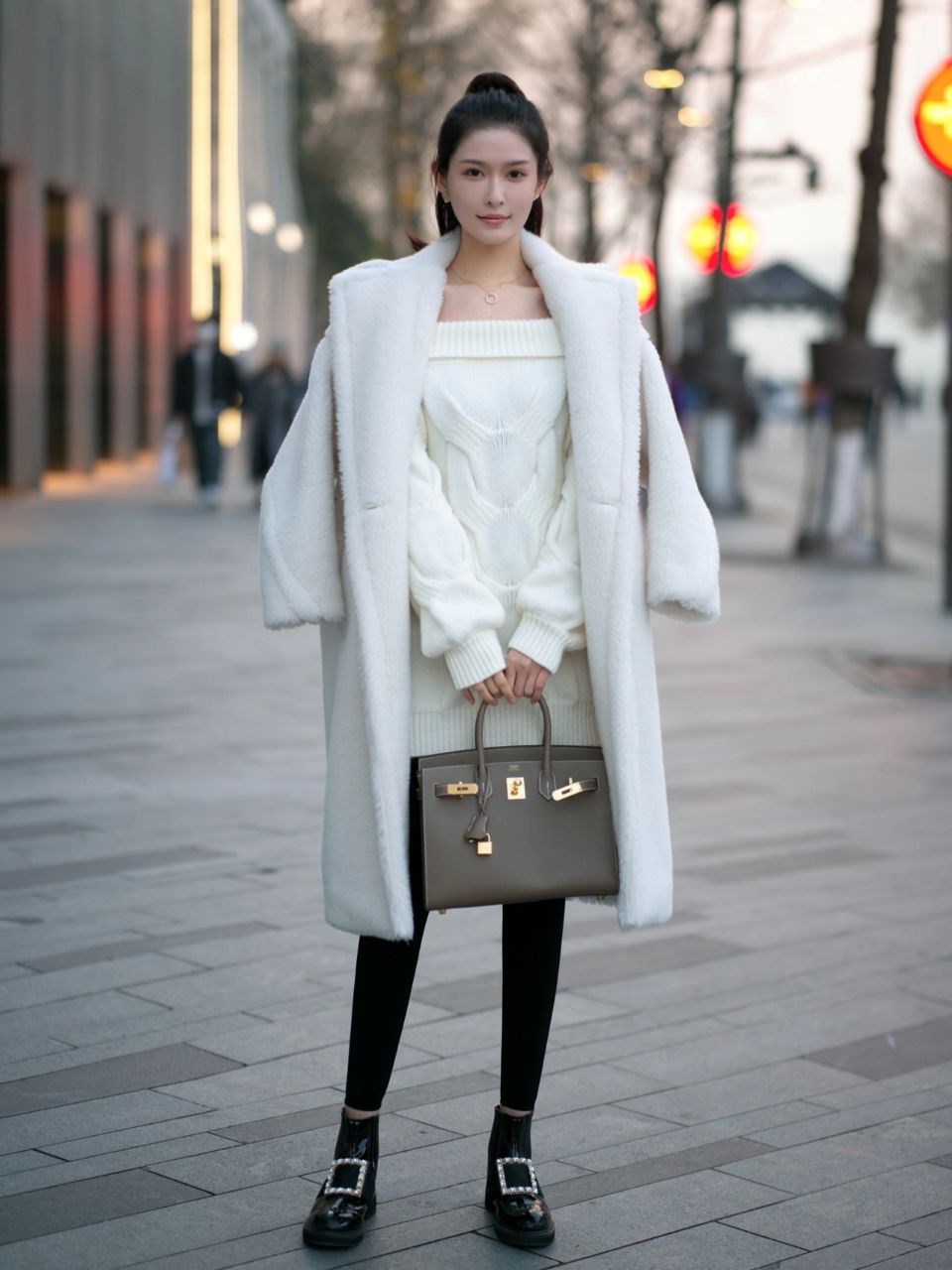 杭州街拍女孩真会打扮冬季穿衣也不做加法身材好果然任性