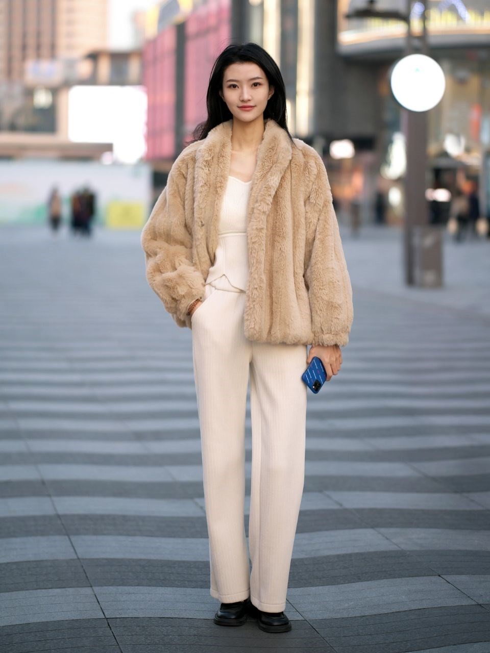 杭州街拍女孩真会打扮冬季穿衣也不做加法身材好果然任性