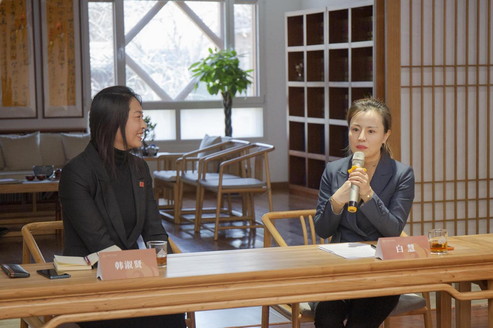 北京横山书院执行院长韩淑贤女士(左)随后,和选商城渠道管理负责人宋