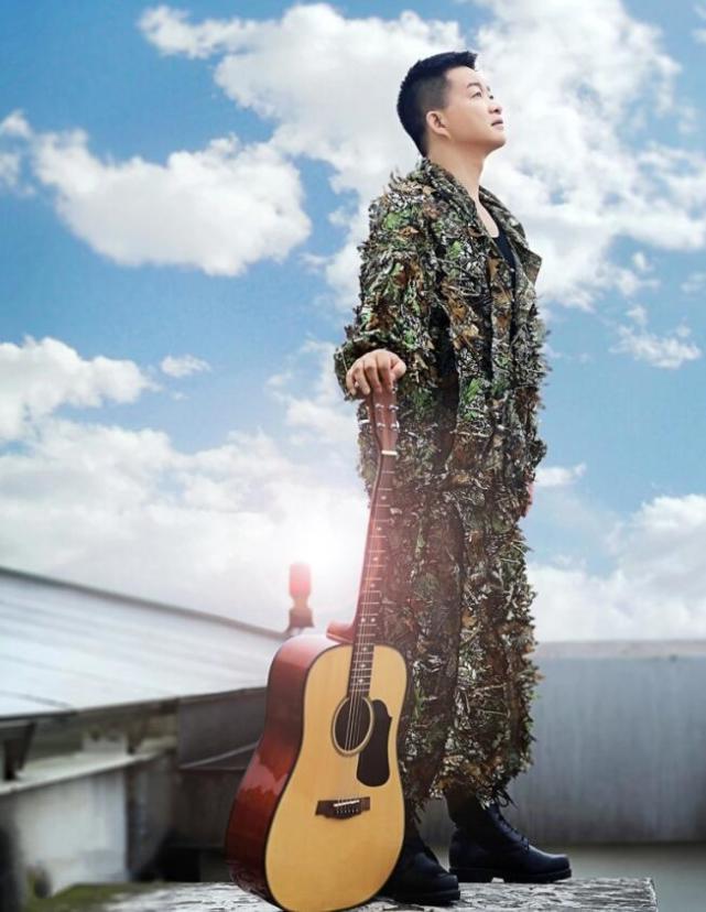 草根歌手小曾一把吉他走遍大江南北比炮声还响亮