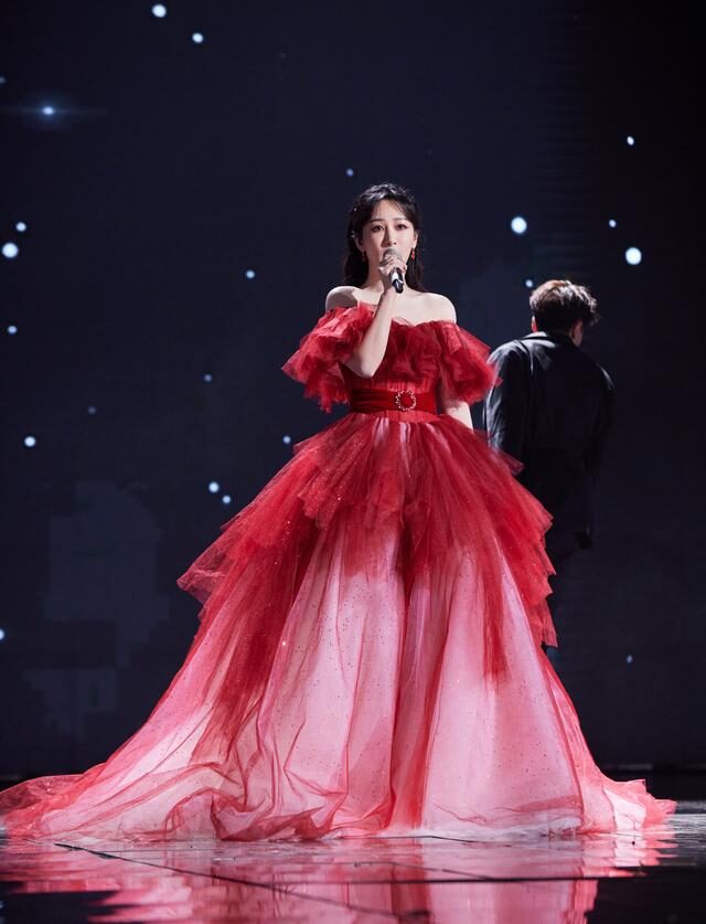 杨紫成跨年晚会收视率顶流穿抹胸纱裙扮在逃公主被惊艳到了