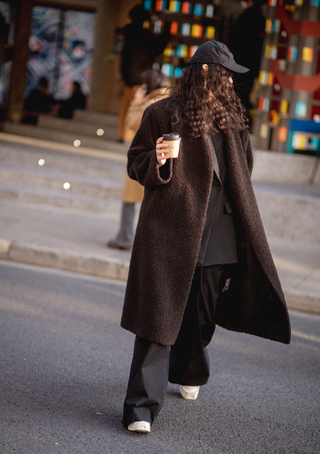 从街拍中能看出上海人的时尚真不一般穿着自然高级值得借鉴