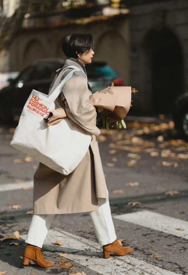 从街拍中能看出上海人的时尚真不一般穿着自然高级值得借鉴