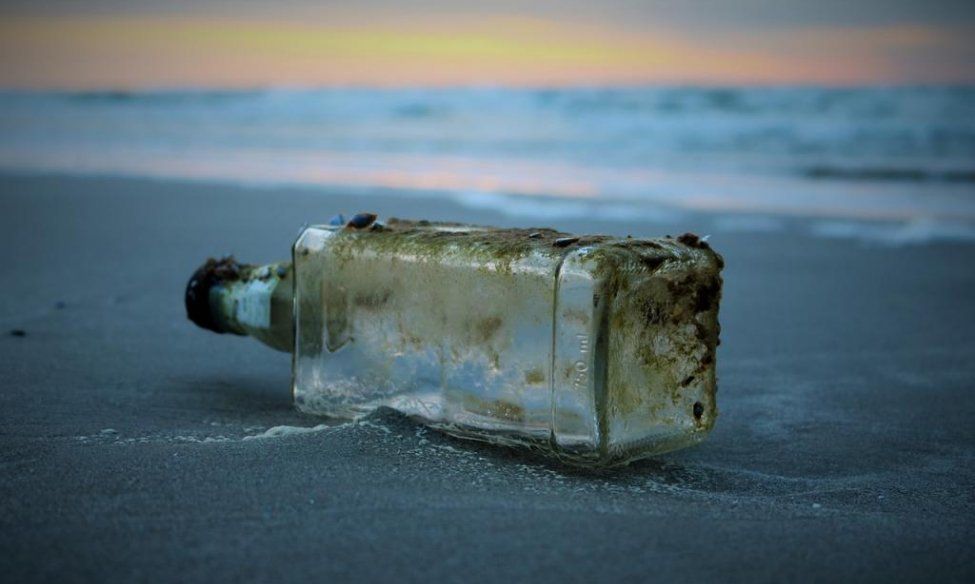 9岁女孩捡到37年前的漂流瓶,瓶内装有三种语言的"神秘"信息|漂流瓶