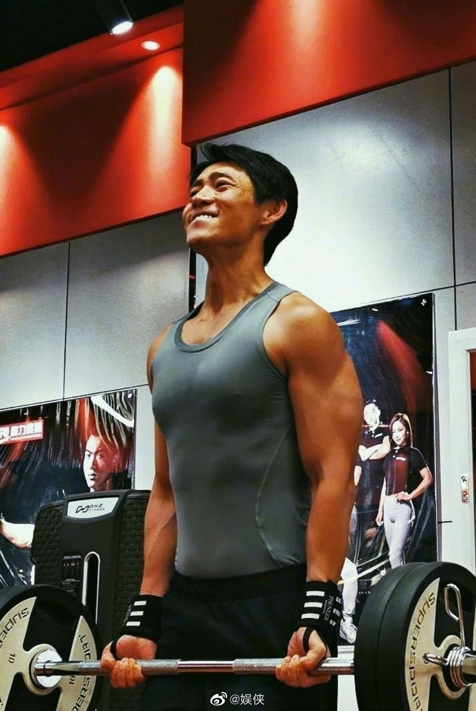 魏晨晒腹肌照啊啊啊这真的是给粉丝们福利