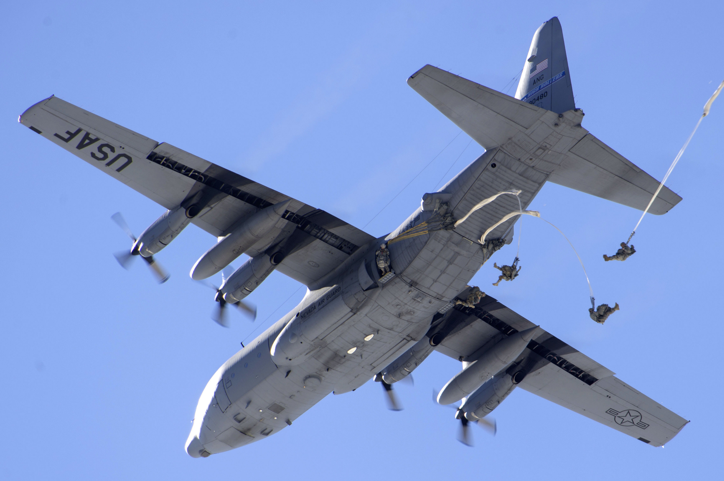 头号强国战略空运中重要的辅助力量c130不愧是最成功的运输机