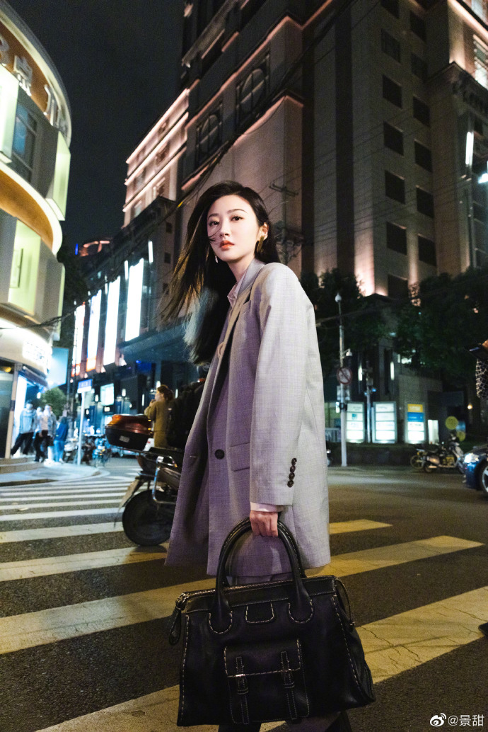 景甜上海街头夜景大片 一身灰西装帅气利落|景甜|演员|街拍_新浪新闻
