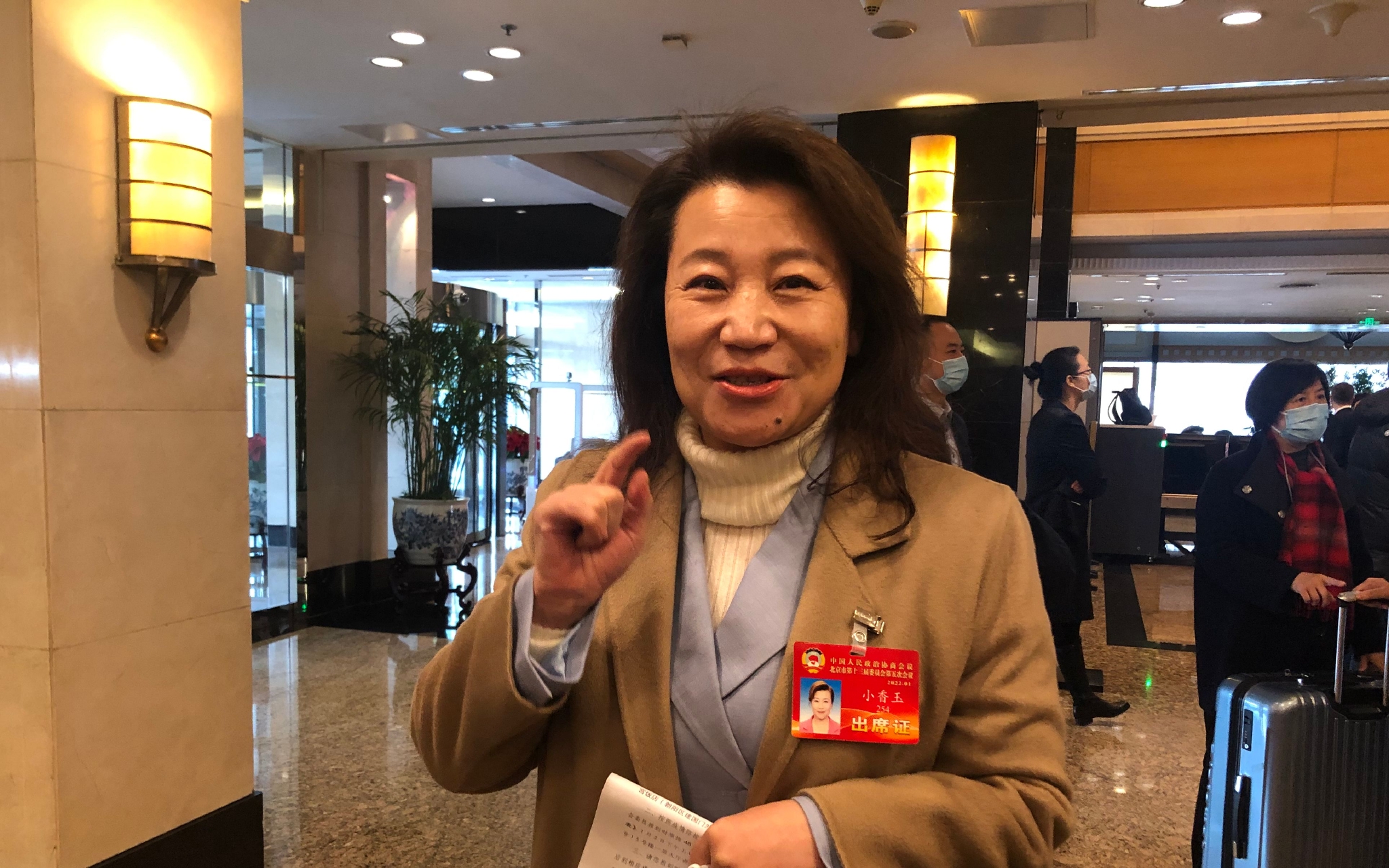 1月4日,市政协委员,国家一级演员小香玉到驻地报到.