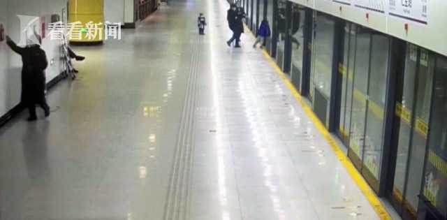 上海地铁17号线惊险一幕 小男孩冲车门被夹住！休闲区蓝鸢梦想 - Www.slyday.coM