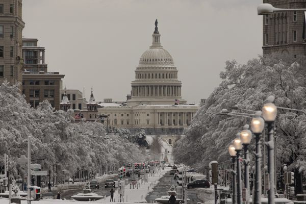 这是1月3日在美国首都华盛顿拍摄的雪后的国会大厦。 新华社发