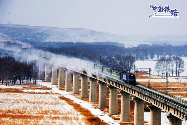 一列旅客列车行驶在乌兰察布市霸王河二号特大桥上。纪恩泉 摄