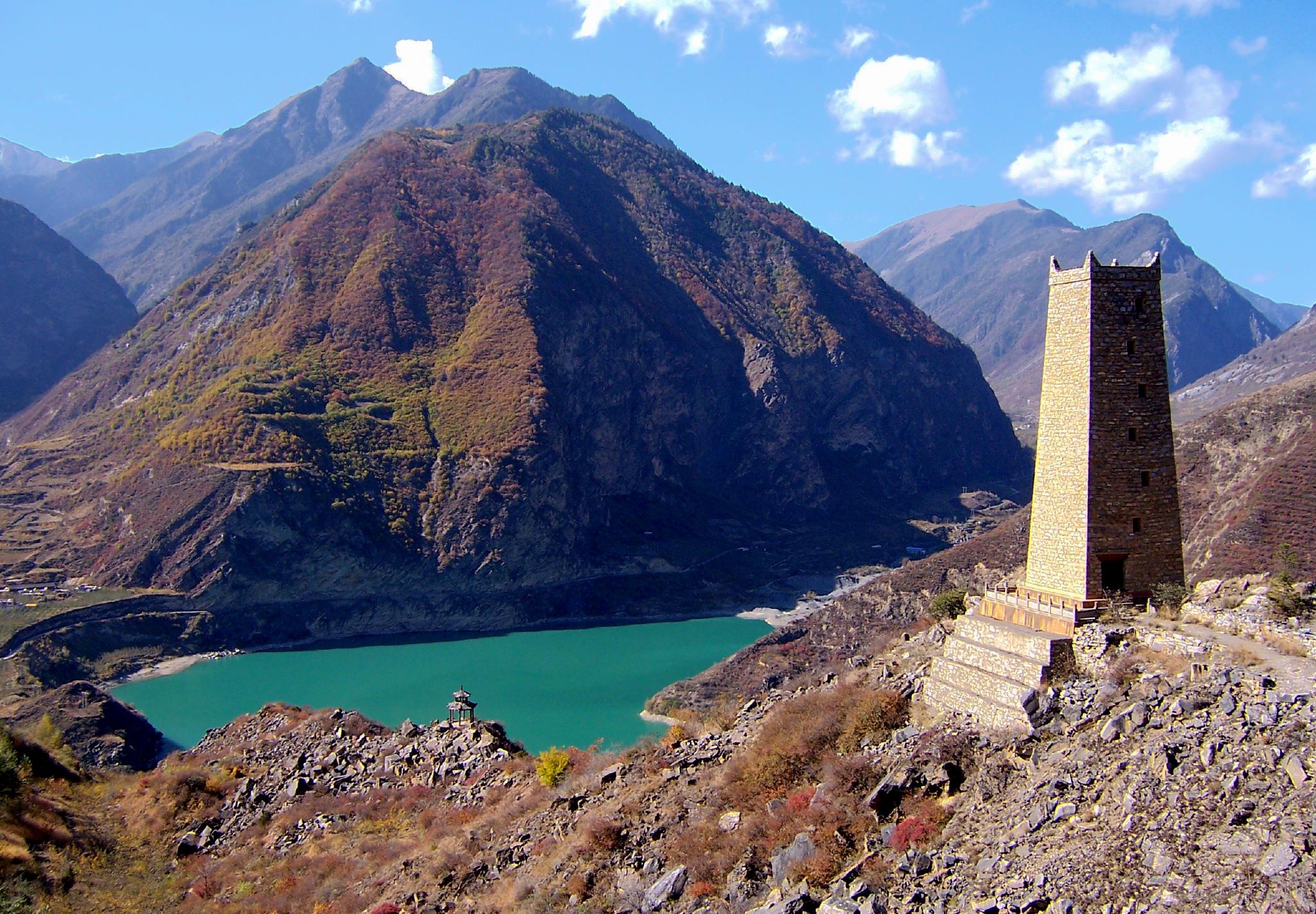 叠溪海子位于岷江上游的干旱河谷之中,周围高耸的黄褐色岩石山崖,将