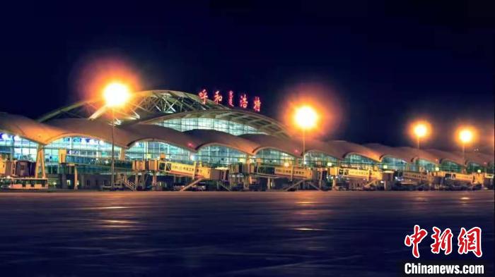 The picture shows Hohhot Airport.Airport map