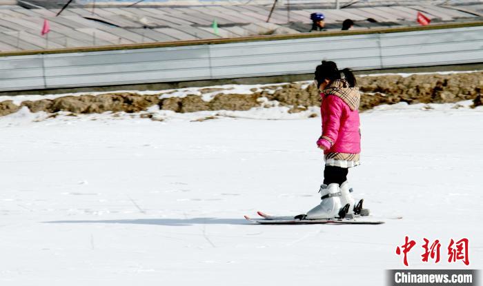 图为一名小女孩在西宁市北川冰雪世界滑雪。魏雅琪 摄