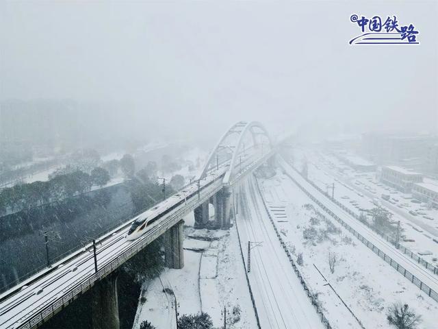G8918次列车在大雪中通过津秦高铁唐山段的一座高铁桥。赵里巍 摄