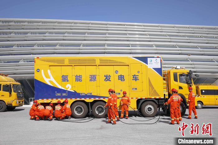 图为国网北京电力在国家速滑馆举行供电保障应急演练，以最佳状态为冬奥保驾护航。景晓薇 摄