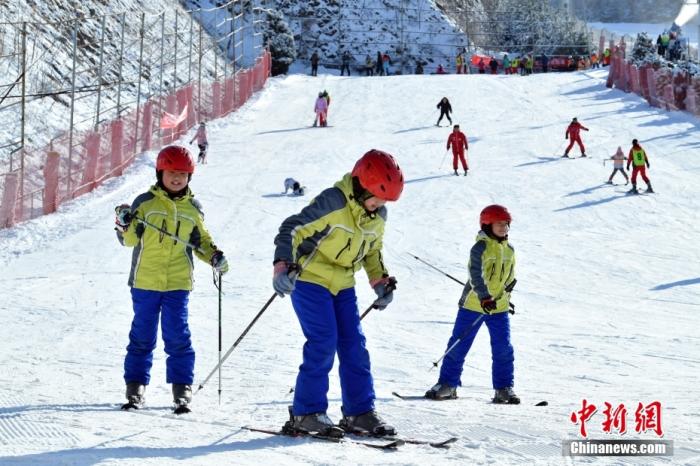 资料图:小朋友在河北省石家庄市一处滑雪场乐享冰雪运动.