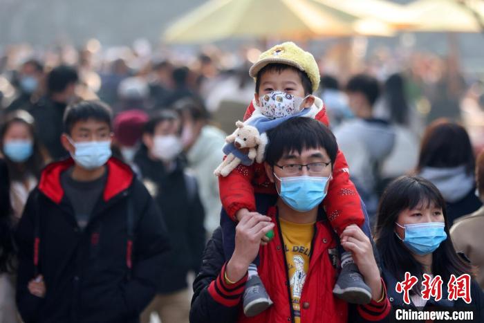 南京商圈的辐射力不仅吸引本地市民，优惠红包更是随着地铁、轻轨、高铁发到邻省邻市。泱波 摄