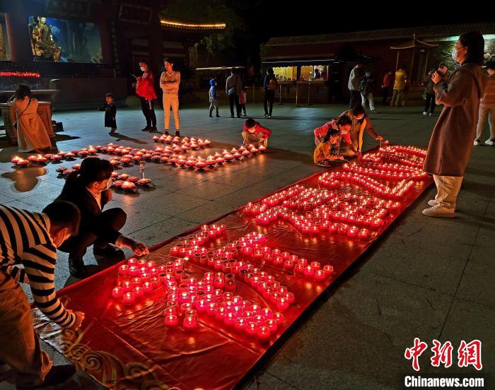 跨年夜，在南山景区，游客点上蜡烛祈福新年安康。王晓斌 摄