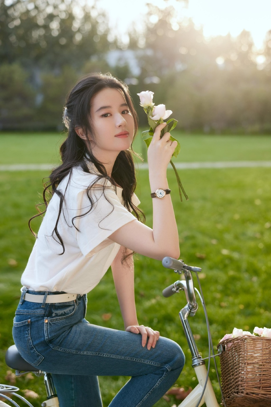 刘亦菲最新大片曝光 长卷发披肩清新优雅__财经头条