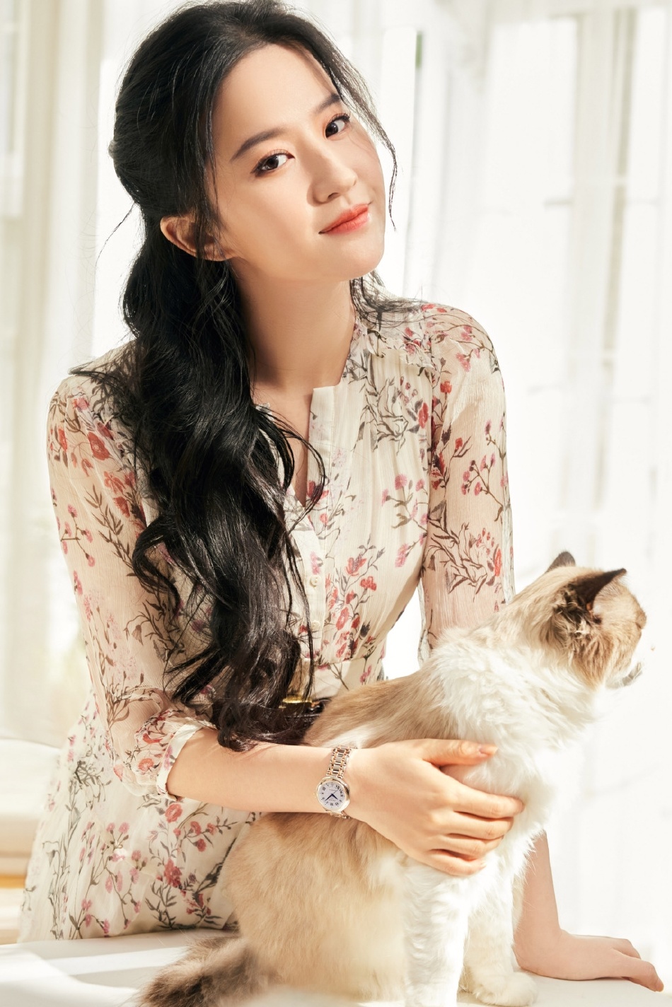 刘亦菲最新大片曝光 长卷发披肩清新优雅|刘亦菲|写真曝光_新浪新闻