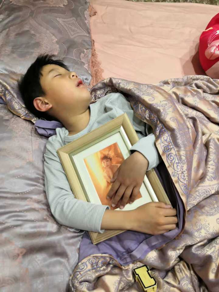 健康小站最前线丨抱着妈妈照片入睡,这拍ㄐ⊙