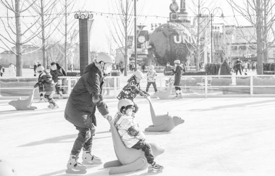 今天，在环球度假区内的环球城市大道，市民在冰场体验滑冰乐趣。本报记者 武亦彬摄