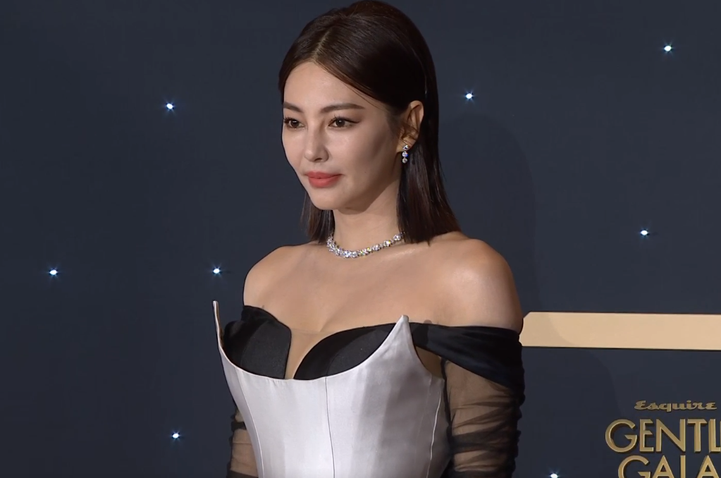 张雨绮短发造型出席红毯脸僵被吐槽像机器人跟自拍差距大