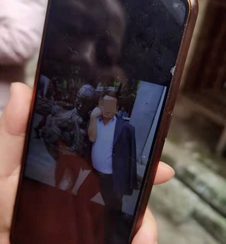 贵州:300一月的房租,男子欠了6千多块,房东追到他家还不愿意给休闲区蓝鸢梦想 - Www.slyday.coM 贵州:300一月的房租,男子欠了6千多块,房东追到他家还不愿意给休闲区蓝鸢梦想 - Www.slyday.coM