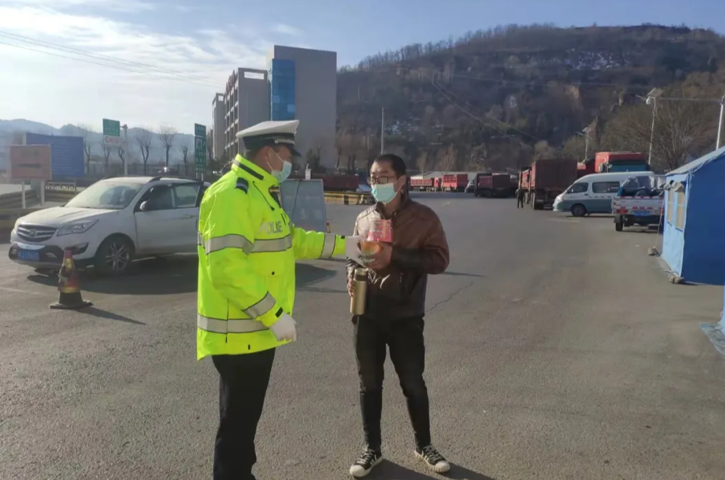 宜川交警用行动温暖着一座城