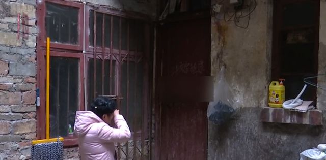 贵州:300一月的房租,男子欠了6千多块,房东追到他家还不愿意给休闲区蓝鸢梦想 - Www.slyday.coM 贵州:300一月的房租,男子欠了6千多块,房东追到他家还不愿意给休闲区蓝鸢梦想 - Www.slyday.coM