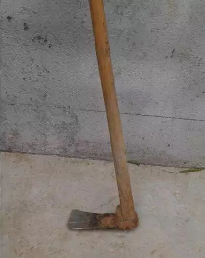 还有的锄头长,尖,重的是用来挖土的.